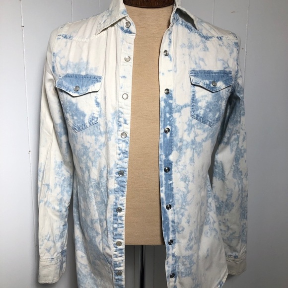 - Womens/Girls acid wash denim shirt. Size medium. - Picture 1 of 4